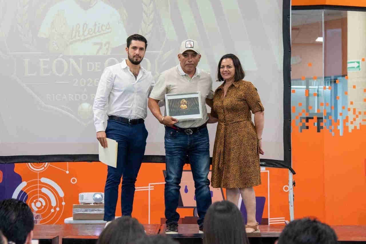Ricardo Rincón, jefe de Deporte, recibe el ‘León de Oro’ por la Universidad Anáhuac Córdoba – Orizaba
