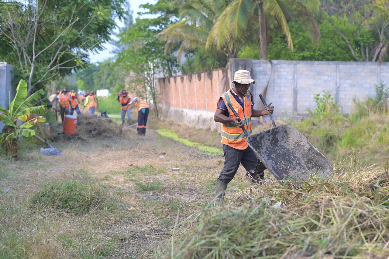 Refuerza Ayuntamiento de Veracruz limpieza de canales ante temporada de lluvias